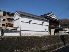 観光駐車場を出てすぐ北側にある紺屋川美観地区にやってきました。ここは紺屋川の南北に細い路地が走っていて商店が並んでいる地域です。紺屋川を挟む路地は風流がある姿ですが、江戸時代には紺屋川が備中松山城の外堀の役割を果たしていました。