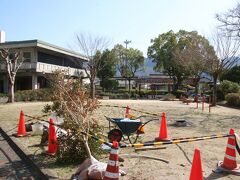 高梁市郷土資料館の前のこの小さな公園は高梁中央公園と呼ばれているようです。地図でここを目印に郷土資料館に向かってきましたが、むしろ郷土資料館の方が目立っていました。そして今工事中で立ち入ることはできませんでした。