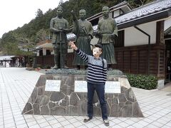 ランチを食べに来たのは「道の駅　萩往還」
萩にゆかりのある方の銅像が並んでいます。