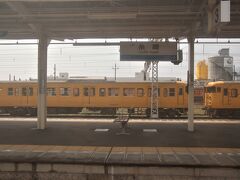 糸崎駅、駅前には工場と港がある
かつては工業製品の積出と通勤者で賑わっていたのであろう
今でもここを始発、終着とする列車結構あるのはその名残か
