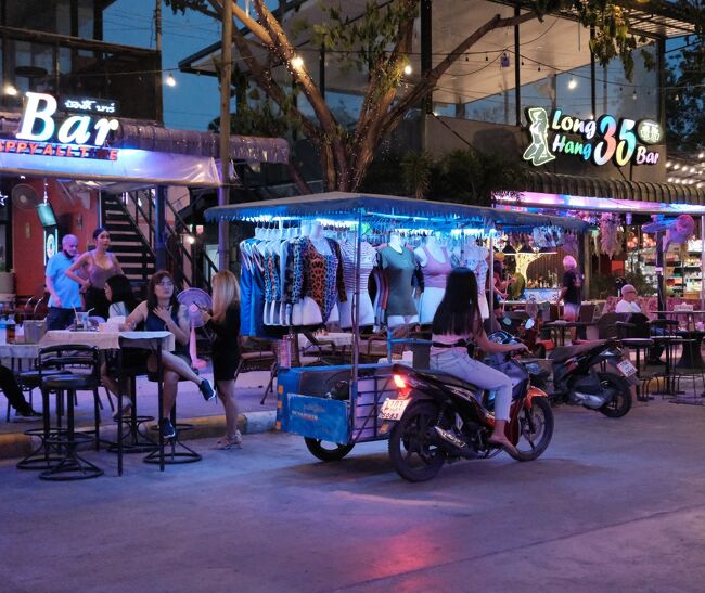 18：44　今日は物売りが多い事、多い事。