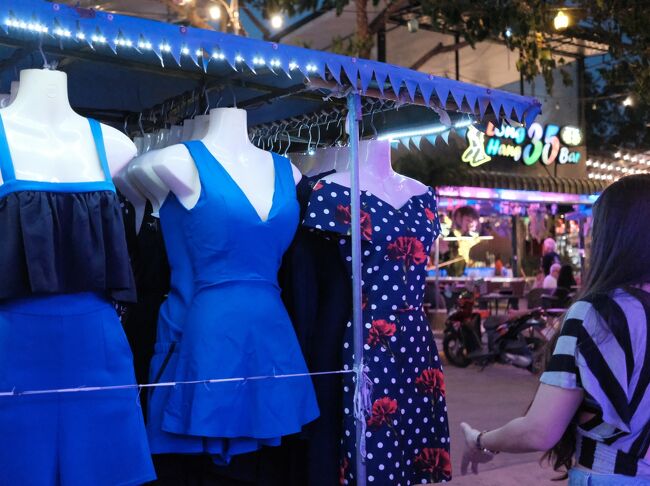 18：46　右の水玉模様に赤いバラ100Bで安い、触ってみたがあげる人もなく買うには至らなかった。