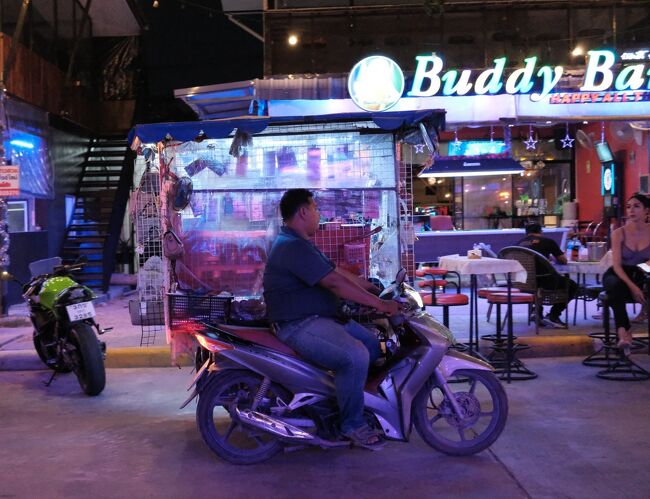 19：03　小物やカバン売り