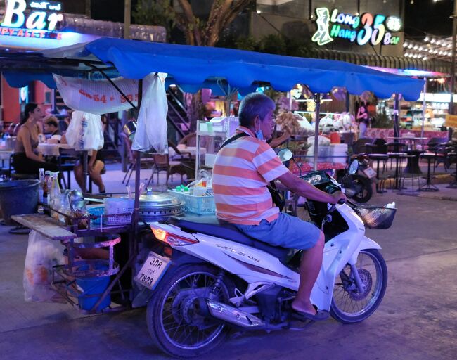 19：03　まぁ色んな物売りが来ますので座って飲んでいても飽きませんね。