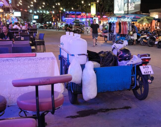 19：04　水と氷売りです。