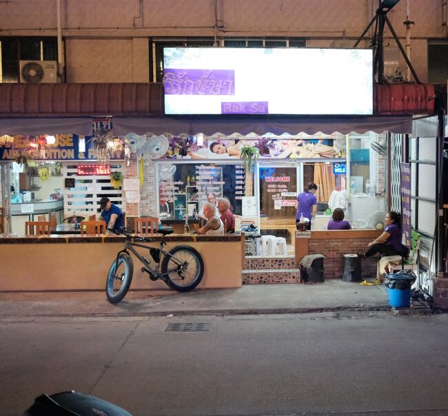 19：10　ソイブアカーオ通り、今日昼前マッサージを受けたが1時間100Bと安いですが一癖あり。