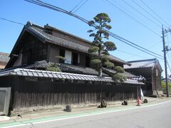 江戸時代後期に建築された商家建築の面影を残す貴重な建物で、当時は「油屋」の屋号で呼ばれました。
裏にはレンガ造りの蔵もある立派なお屋敷です。