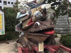 女鳥羽川の川沿いにある縄手通り商店街の入り口にカエルがいます。
清流にしか生息しない「カジカガエル」が昔は沢山いて、その復活を願ってかえる祭りが行われているそうです。
