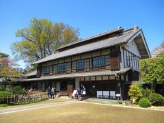 12：03　渋沢栄一の生地：旧渋沢邸「中の家（なかんち）」。
簡単な受付があり、しっかりしたパンフレットも貰えます。