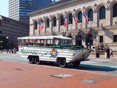 ボストン・ダック・ツアー(BOSTON・DUCK・TOURS)
第２次世界大戦で使われた上陸用特殊艇を観光用の水陸両用バスにしたそうです。

