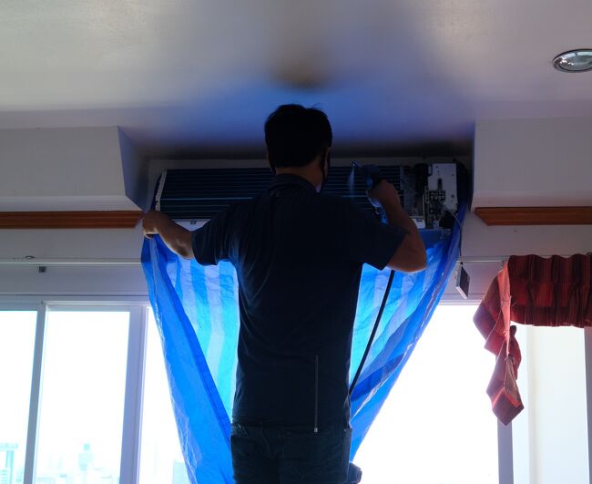 3月31日（水）<br />エアコンの洗浄を業者に頼む　500B　≒　1750円