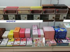 ロイズでお買い物です。春なので桜の限定の味などもあります