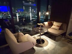 20時ごろ、16階のバー「Whisk」に行きました。
夜景を眺められる窓際のお席♪
https://www.mesm.jp/restaurant/whisk.html