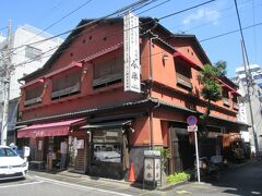 甘酒横丁沿いの路地を入ったところに建つ、1895年創業の今半総菜本店へ。
夕食の総菜を購入しようと立ち寄ったところ定休日。惣菜店隣に建つ本店を覗くと、1階にある精肉店でダイナマイトセールと銘打って、平日の11時から12時までの1時間、曜日ごとに異なった牛の部位を販売していました。もちろん購入、自宅で柔らかい霜降り牛の切り落としをたらふくいただきました。