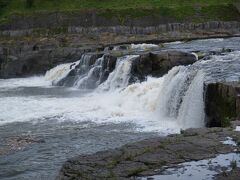 三日月の滝は玖珠川がＵ字に蛇行したところに懸かる滝で、嵐山瀧神社に隣接してその河畔にあるのが「三日月の滝公園」です。宿泊施設、三日月の滝温泉、キャンプ場、パークゴルフ場などがあり、川遊びなどアウトドアを楽しむことができましたが、２０２１年３月いっぱいをもって休館となったようです。コロナの影響でしょうか。