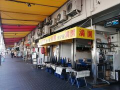 さて、早めの晩御飯は「餃子屋満園」へ。
三ノ宮で以前から気になっていたディープな雰囲気のこちら。
駅から徒歩5分ぐらいの便利な場所に、こんな路面店があるなんて。
家族から「安い！旨い！」と聞いていましたが、飲めない私にはちょっと敷居が高くて・・・。