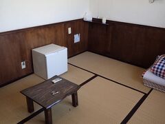 無事石垣に到着し、初めて楽天屋に泊まりました。
1泊3000円
チェックインし荷物を置き、お昼ご飯を食べに行きます。