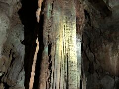 黄金柱。百枚皿と並ぶ秋芳洞の名所です。
デカイ…。