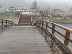 雨の中　錦帯橋