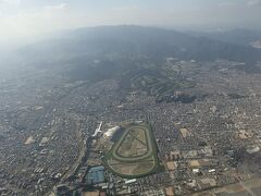 離陸後、機体は左に旋回します。
奥に見えるゴルフ場は「宝塚ゴルフクラブ」、その下の緑地のようなところは阪神競馬場です。