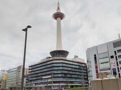 9:15　今にも雨粒が落ちそうな京都駅に到着