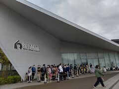 9:45　京都駅前から市バスで10分ほどで鉄博前に到着
10:00からの開場、結構並んでいます
入場券は事前にネット購入1,164円（定価1,200円）しているので、違う列で開場を待ちます