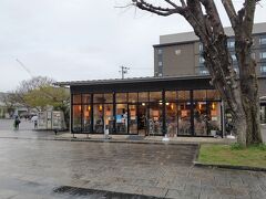 ついに雨模様
ちょっと休憩しに、パークカフェに立ち寄り
梅小路公園にはカフェが3件くらいありました