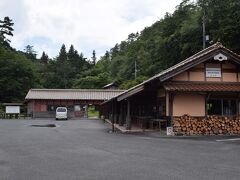 郷土館の後はふるさと村からは少し離れたベンガラ館へ。

車だと近いのですが、徒歩だとちょっと遠い。
ふるさと村から徒歩15分くらい。

コロナの影響か元々かはわかりませんが、とてもひっそり。