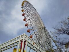 大阪港駅から歩いて見えてきた天保山大観覧車。営業時間前なので乗れませんが、いい眺めなのは間違いなさそうです。