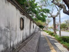 県庁前から松山通利を進むと何だろう。
中国チックな塀。