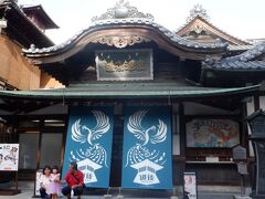 　久々のビジネスホテルにチェックインしてから道後温泉の夕べを散策します。道後を代表するお風呂の、道後温泉本館は明治の趣きが香ります。