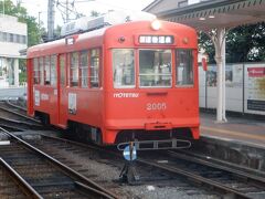 　道後温泉駅からは伊予鉄道の松山市中心街に向かう路面電車が出発しています。