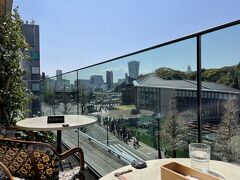 東京・原宿『WITH HARAJUKU（ウィズ原宿）』3F
【CAFE AUX BACCHANALES】

2020年6月9日にオープンしたブラッスリーカフェ【オーバカナル】
原宿のテラス席の写真。

今日は友達が一緒なので、写真は撮りません。
「原宿」駅の左奥にオープンした「LOUIS VUITTON ＆」が見えます。
あとで行ってみましょう。
