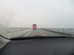 古宇利大橋を渡ります。
天気が悪いのが残念です。

