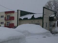 駅の建物の両前面に大きな壁（板？）を貼り付けた感じ。
この辺の駅は、特急の通過は１時間に１本以上はあるわけですが、停車するのは１日上下各８～９本程度。日中には３時間ほど停車の間があくこともありますが、ローカル線慣れしてしまうと、１日上下各８～９本というのがそれほど少なく感じないのが不思議。