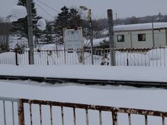 デッキからドアが開いたところを撮っております。
伊納駅。
近くにあった高校への通学者が利用の主力、というか大部分だったらしいのですが、その高校が閉校したため、一気に利用が減少してしまいました。

そして、この旅の後、2021年3月のダイヤ改訂にあわせ、伊納駅は廃止されてしまいました。
