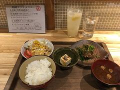 時間は前後しますが、名古屋の大好きな店でランチしました。発酵食品専門の居酒屋さんのランチです。ついでに発酵レモンサワーもいただいて大満足！