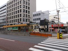 路面電車が走っています。
室戸からの道中、路面電車の通る道路を走ってきましたが、そんな運転はあまり経験がないのでちょっと戸惑いました。