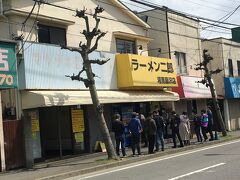 ラーメン二郎　湘南藤沢店
ラーメン二郎って聞いたことあります！
凄い並んでますね。
美味しいのかな？
いつか食べてみたくなりました。
