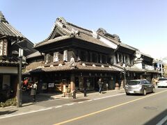 蔵造りは類焼を防ぐための巧妙な耐火建築で、江戸の町家形式として発達したものです。