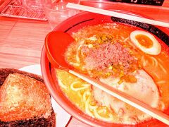 【北海道ラーメン道場　えびそば一幻】

新千歳空港の到着時間がラーメン道場開店の少し前だったから、直行して並びましたw

先客は３組６名様くらいだったと思います(^^)

画像はえびみそラーメンですが、麺の太さ、スープの好みは何を選択したか忘れましたw

あと、サイドメニューのえびおにぎり(^^)

この日はレンタカーを運転しないから、生ビールも１杯呑んだような気もします(^^)



朝昼兼用の食事を済ませて、空港駅から登別駅まで特急で移動しました(^^)


