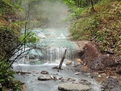 【大湯沼天然足湯】がある川

登別駅からはタクシーで望楼NOGUCHIへ移動し、チェックイン(^^)

チェックインを済ませてから、大湯沼天然足湯→大湯沼→地獄谷、と散策しました(^^)

雨が降ってて、天気が残念でしたが…

望楼からは、坂道を登っていくと天然足湯があり、更に進んでいくと大湯沼、という位置関係ですね…