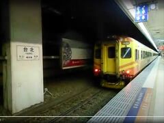 と思ったら、台北駅発車のところを動画で撮っていました。もっとも、ゆるりと出発していくし、にぎやかな地下駅なので、吊り掛けサウンドとかよくわからなかったのですが……発車ベルの雰囲気とかみていて台湾懐かしくなったから、まあいいや。画像は動画からの切り出し。