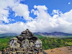 【十勝岳望岳台】

山頂は雲で隠れてるけど、久々に青い空が顔を…
とにかく風が強烈でしたw