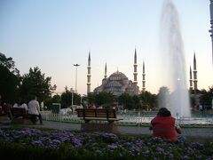 イスタンブールにはモスクがたくさんあります。まずはこちら、通称ブルーモスク。本名はスルタンアフメット ジャーミィです。6本のミナーレは世界でもここだけで特徴的です。もはや美しい。入る前からテンション振り切ってます。。。