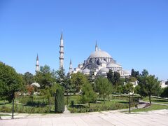 こちらは、イスタンブール大学やエジプシャンバザールにほど近い、スレイマニエモスクです。アヤソフィアやブルーモスクみたいに人が多くないので、静かにモスクを堪能できます。