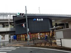 福山駅の外観（翌日撮影）です。

福山を訪れるのは初めてですが、福山には特別の思い出があります。
約50年前の1970（昭和45）年8月、大阪万国博覧会を見学するために東京の大学に戻る兄と一緒に熊本から乗車した大阪行「急行阿蘇号」が、折しも襲来した台風のために福山駅で12時間に及び停車したのでした。

ここで、熊本県在住で今年で98歳になる父、父と同居する兄、姉、弟と合流。
療養中の母を除き、久しぶりの一家勢ぞろいです。