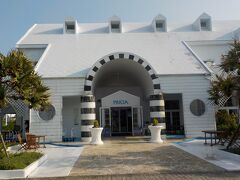 空港から３分ほどで着きます。正面玄関です。