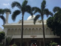 右手には九龍公園の南側に位置するモスク（Kowloon Mosque and Islamic Centre）。
生まれて初めて見たモスクはここ。