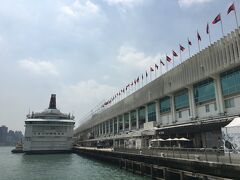 両替のちハーバーシティへ。クルーズ船が停泊中だった。